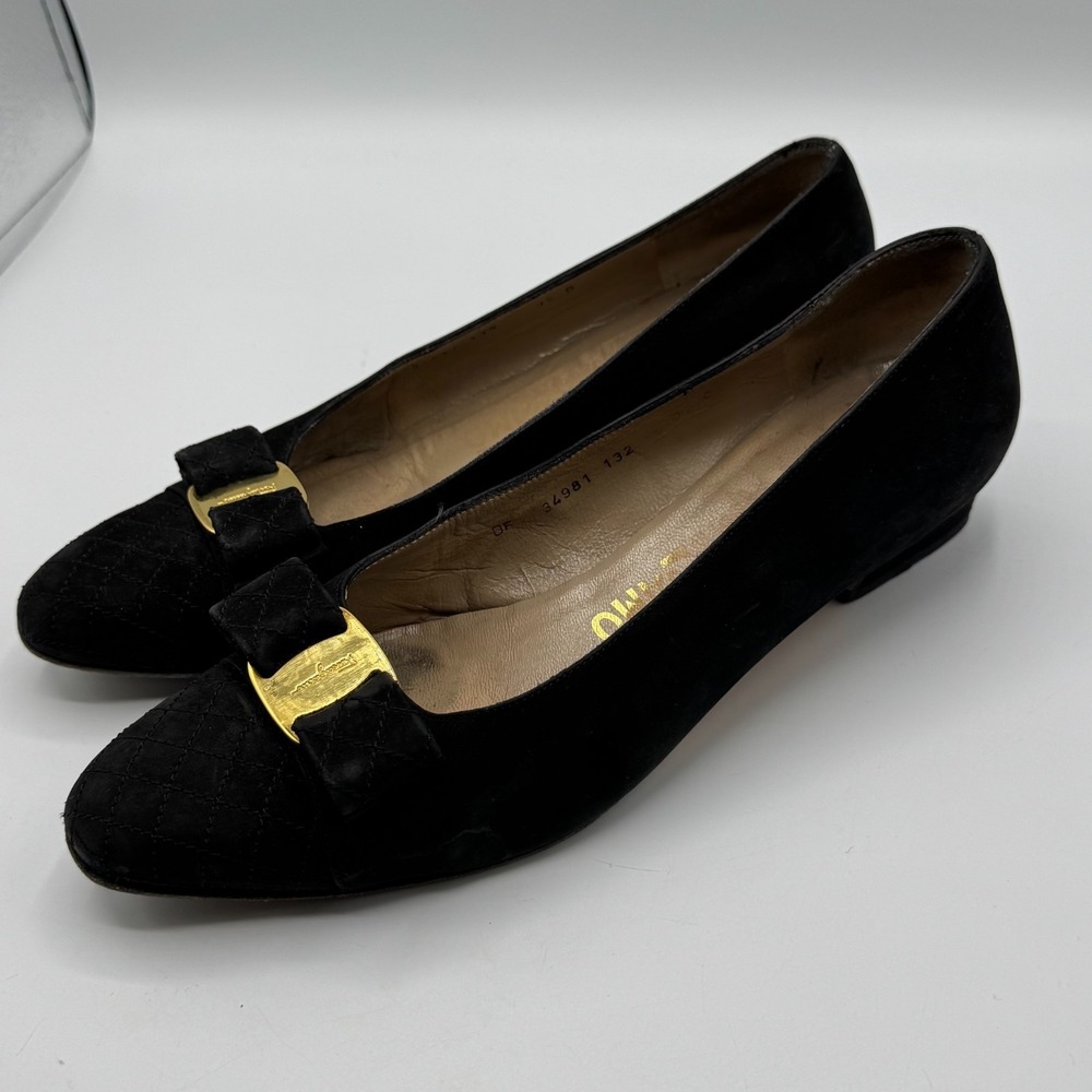 Salvatore Ferragamo Vara Pumps Women 7.5C Black Suede Bow Logo Italy Vintage - Picture 4 of 9
